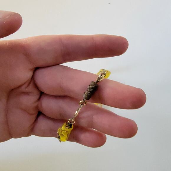 Vintage Yellow Glass Bead Necklace with Gold Tone Links and Barrel Clasp Closure - Picture 4 of 10